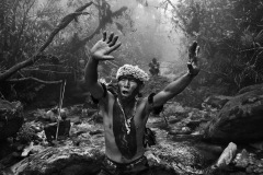 chaman-yanomami-en-rituel-avant-la-montee-vers-le-pico-da-neblina-etat-damazonas-bresil-2014-sebastiao-salgado